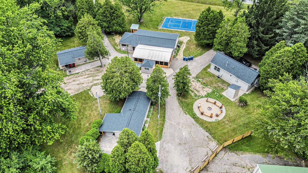 South Haven House | 4-Cabins | Pickleball | Hot Tub | Sauna | Fire Pit | Heated atrium