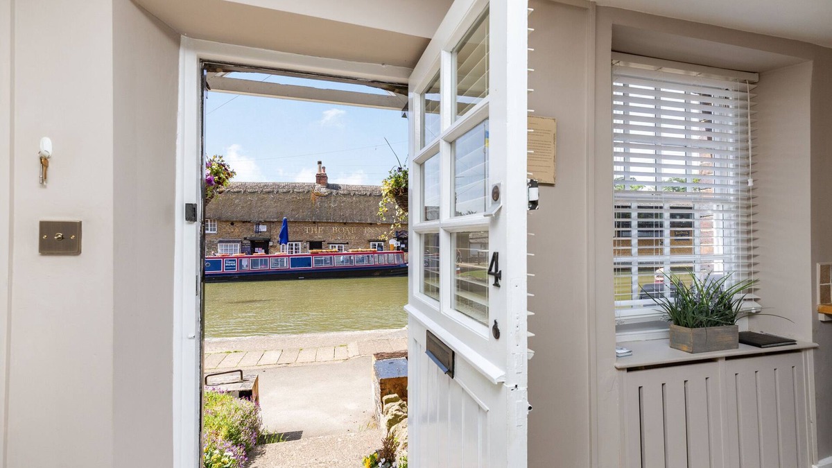 Stoke Bruerne Cottage | 4 Canalside Cottages