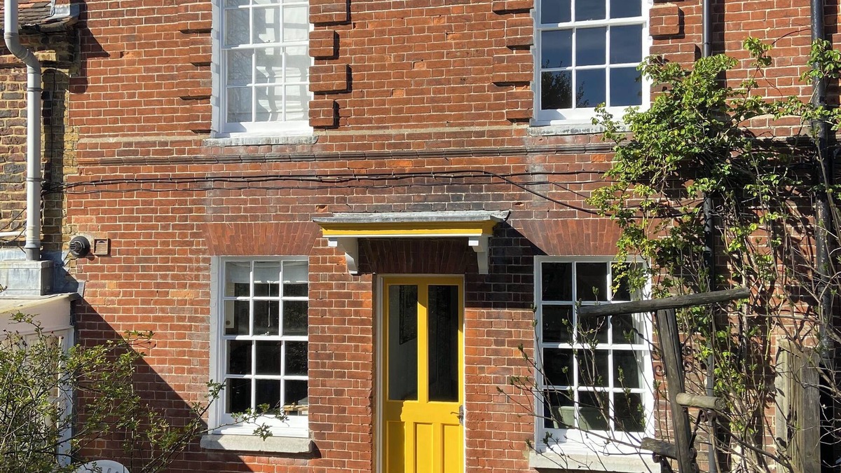 Wingham Cottage | 4* CHARACTER COUNTRY COTTAGE HEART OF VILLAGE S/C SLEEPS 4 WIFI GARDEN PARKING
