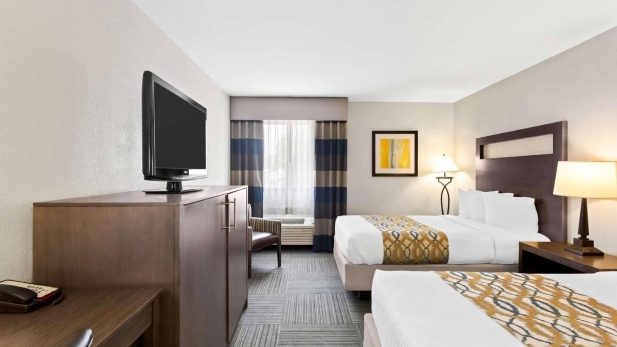 Naperville Hotel | 4 Charming Units Near Downtown Naperville - Free Breakfast and Parking!