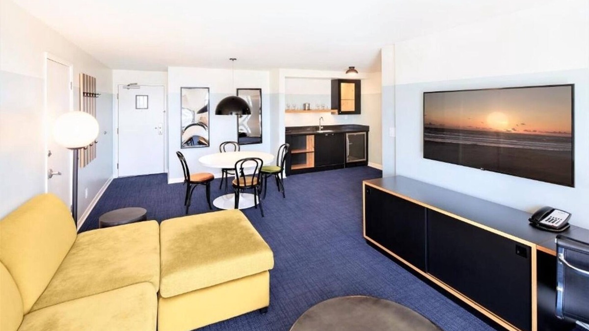 Venice Hotel | 4 Coastal Suites for Big Groups | Kitchen | Balcony | Rooftop | Free Breakfast