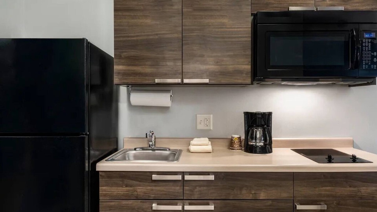 Pooler House | 4 Comfortable Rooms w/Kitchen & Pet-Friendly Perks for Large Groups Visits
