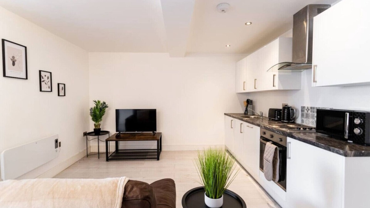 Swindon Condo | 4 Comm Road Apps *Long Stay*Sleeps 2*1BR Apart