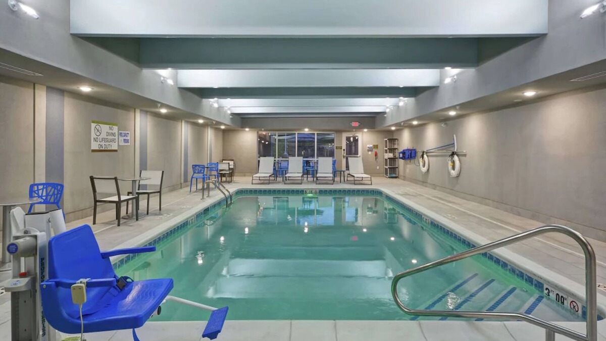 Alpine Center Hotel | 4 Convenient Units w/Kitchenette. Short Drive to Gerald R. Ford Int’l Airport