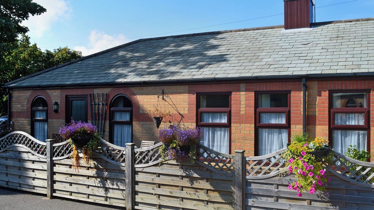 Cayton Cottage | 4 Eldin Hall Cottages