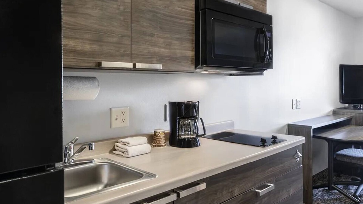 Wilkes East House | 4 Family-Friendly Rooms with Kitchen and Near Peninsula Park Rose Garden