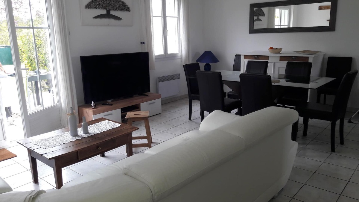 Vaux-sur-Mer House | 4* gîte 10 min walk from the beach, shared pool, WIFI, private garden, park