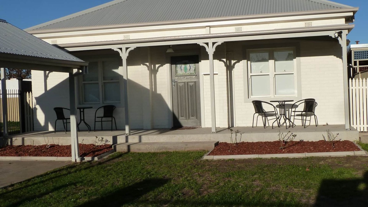 Wodonga House | 4 Havelock Street - central heritage home