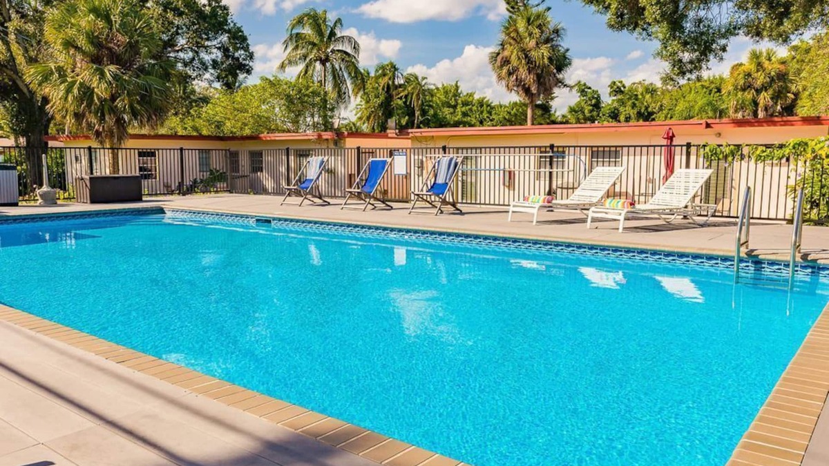 Edgewood Apartment | #4 Heated Pool, Large Yard, 2BR+sunroom/office