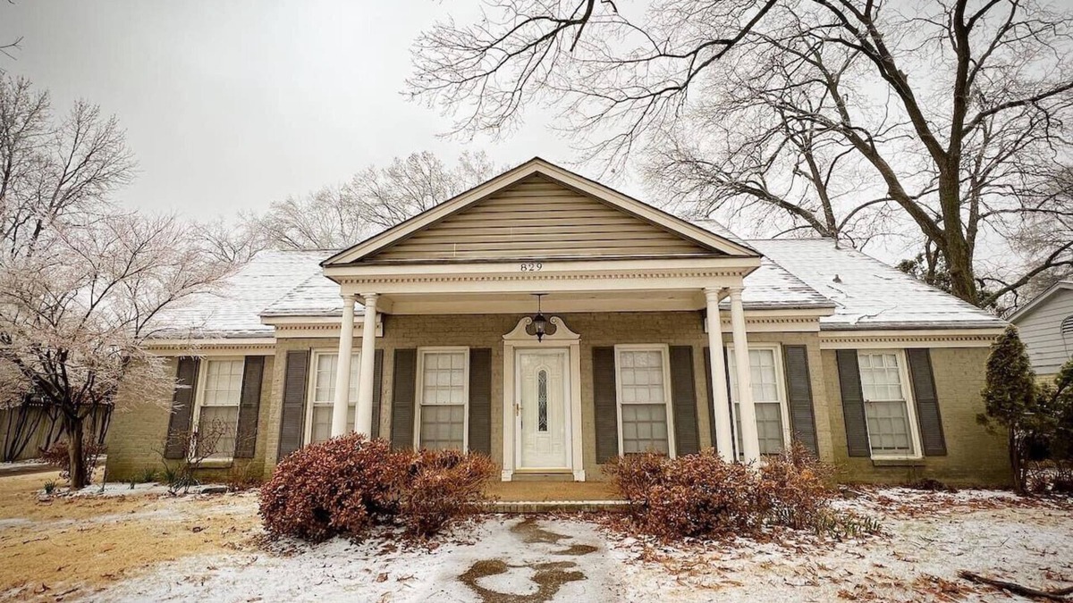 East Memphis House | 4 House at Memphis Retreat Game Outdoor Dining