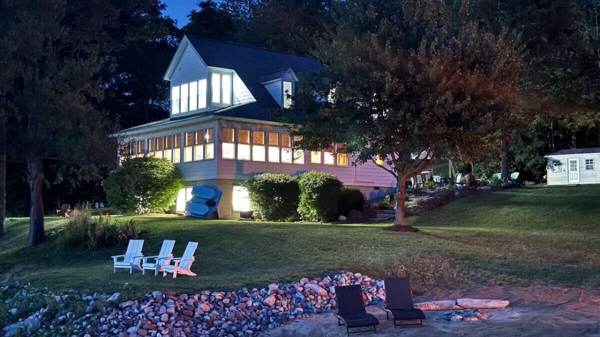 Fair Haven House | 4 King Bed Private Beach +Pet Friendly +Pickleball