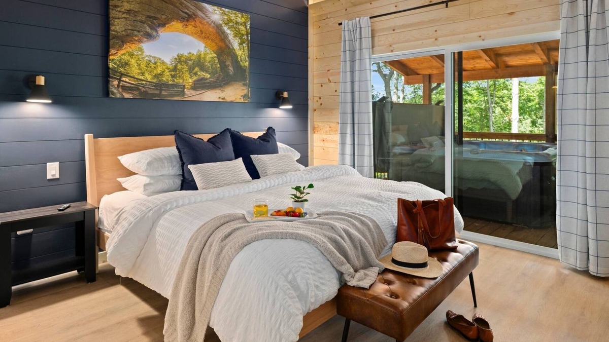 Frenchburg Apartment | 4 King Beds Hot Tub Fire Pit Forest View