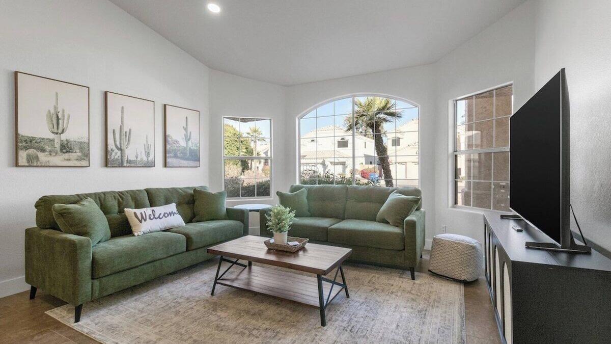 Garden Lakes House | 4 King Size Beds - HotTub & Pool