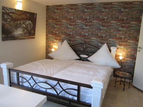 Euerbach Apartment | 4 km zu A7 und A71, Idylle am Bach, großer Garten