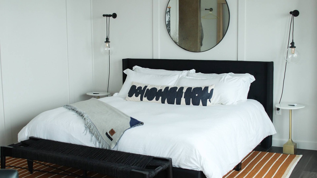 Astoria Hotel | 4 Luxe Trolley View King Room at Bowline Hotel, Pet-friendly