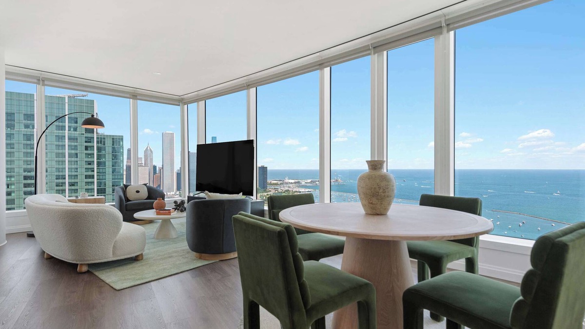 The Loop Apartment | 4 Luxury 2BRs, Stay Together in Style, For Groups