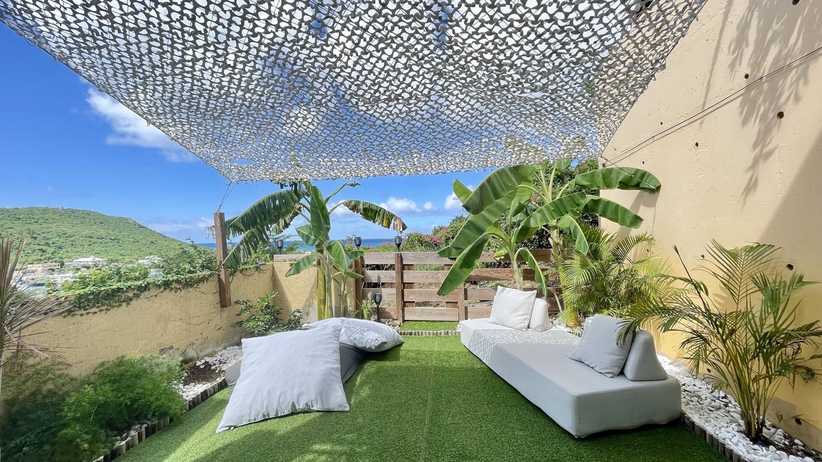Marigot Apartment | 4-bed apartment with sea view in residence with swimming pool