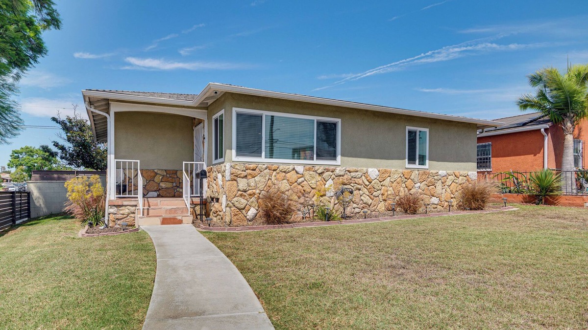 Los Angeles House | 4 Mi to SoFi Stadium, Fenced Yard: Modern Retreat!
