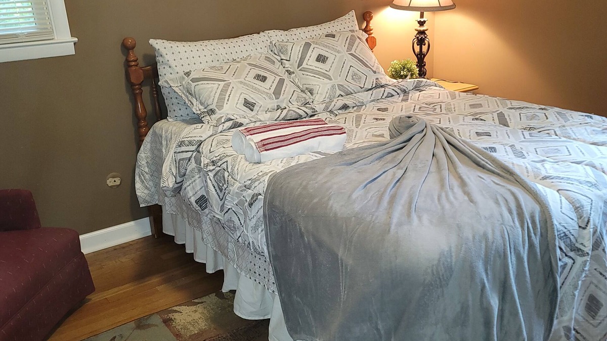 Greater Valley Brook House | 4 miles to CDC, VA & EMORY Master bedroom with en suite bath