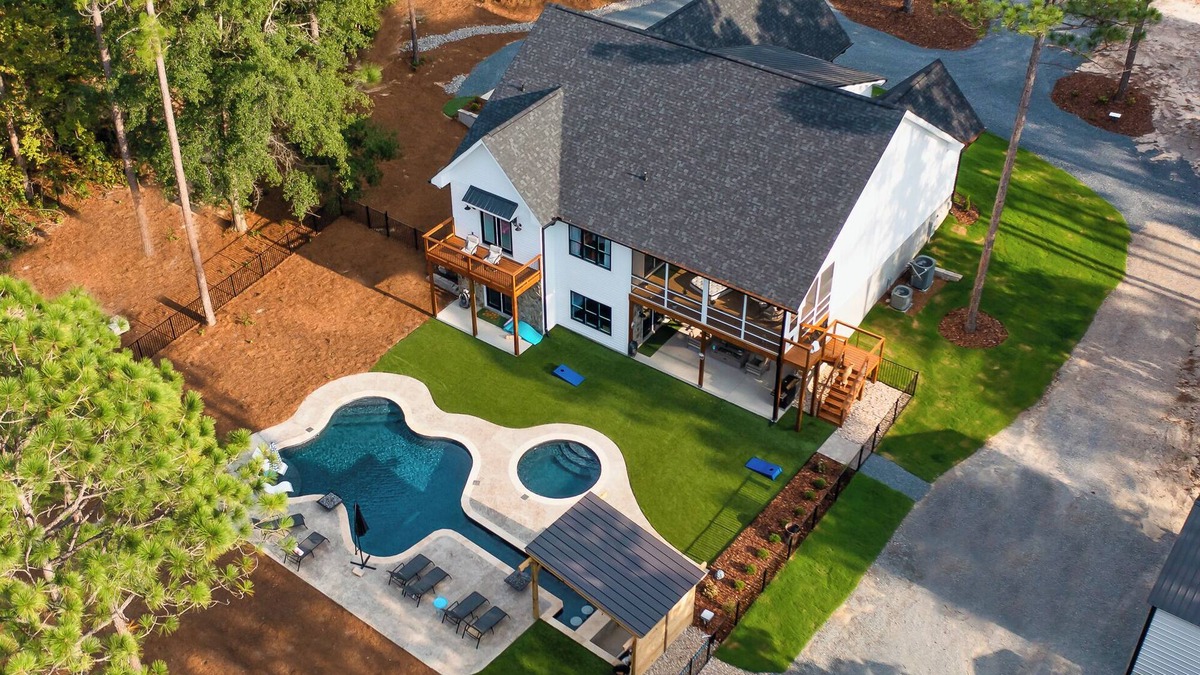 Aberdeen House | 4 Miles to NO. 2! Large private home with Guitar Shaped Pool!