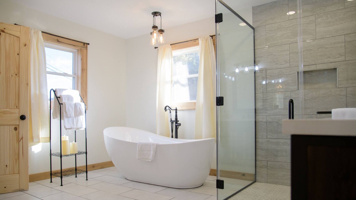 Cherokee House | 4 min 2 Casino, Romantic Getaway, Soaking Tub, 2 King Beds, Near Polar Express