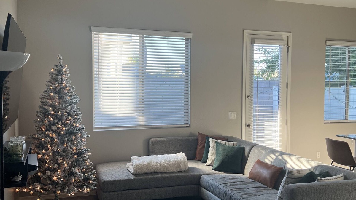 Maryvale Village House | 4 min drive to cardinals State Farm stadium with beautiful yard and high ceiling