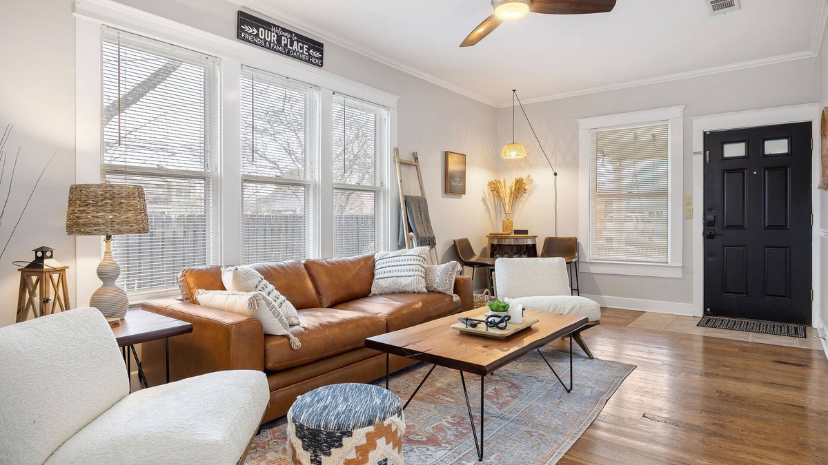 Georgetown House | 4 min walk to Town Square! 3bd 2bath cozy Historical home