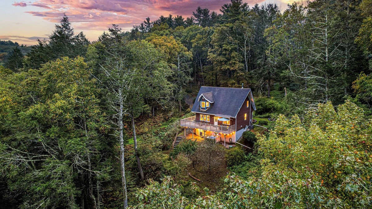 Milford Cabin | 4 mins to Milford-Hot Tub-10 acres-Pinballs-Creeks
