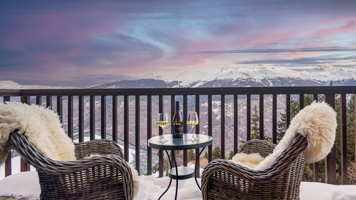 Vex Ski Chalet | 4-minute walk to the ski elevator with ski lockers! Snow-sure 1800m-3330m Mont Fort!