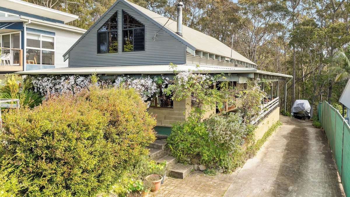 Moruya Heads House | 4 minutes to the beach! Spacious stunning beach house near great surf spots