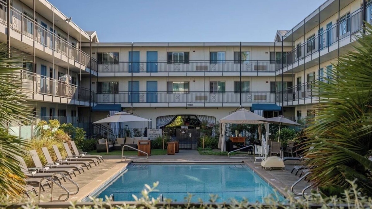 Corte Madera Hotel | 4 Modern Suites Near SF Ferry | Outdoor Pool | Parking | Courtyard | BBQ Area