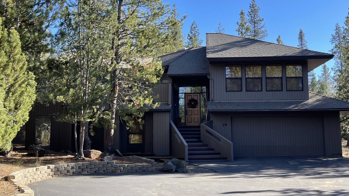 Sunriver House | 4 mstr ste, 4 1/2 bth, SLEEPS 12, SUPER CLEAN, 3770 sf, 10 SHARC pass, Hot Tub