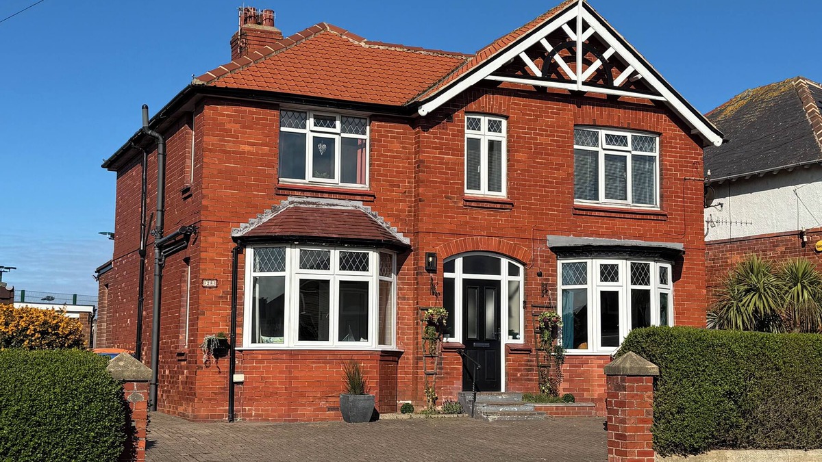 West Cliff House | 4 NIGHTS FOR PRICE OF 3 - 6 bed/6 bath, sea views/garden/parking/Sky