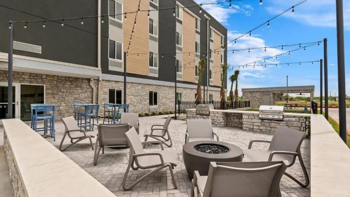 Brownsville Hotel | 4 Peaceful Suites | King Size Bed | Patio with BBQ