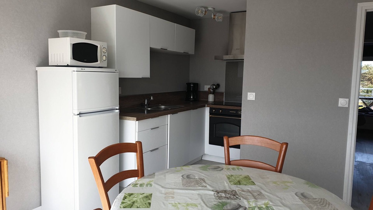 Sainte-Cecile-Plage Apartment | 4 people 1 bedroom apartment 200 meters from the beach with sea view