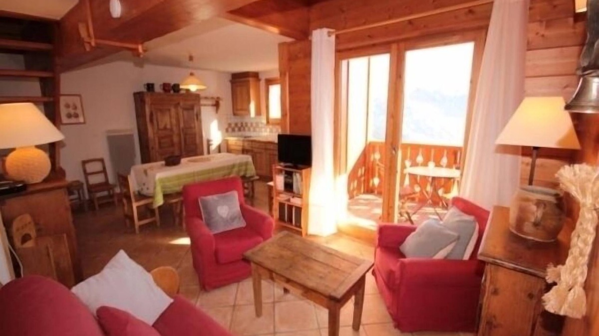 Bisanne 1500 Apartment | 4-room mezzanine apartment with balcony, fully equipped, pets allowed, covered parking.