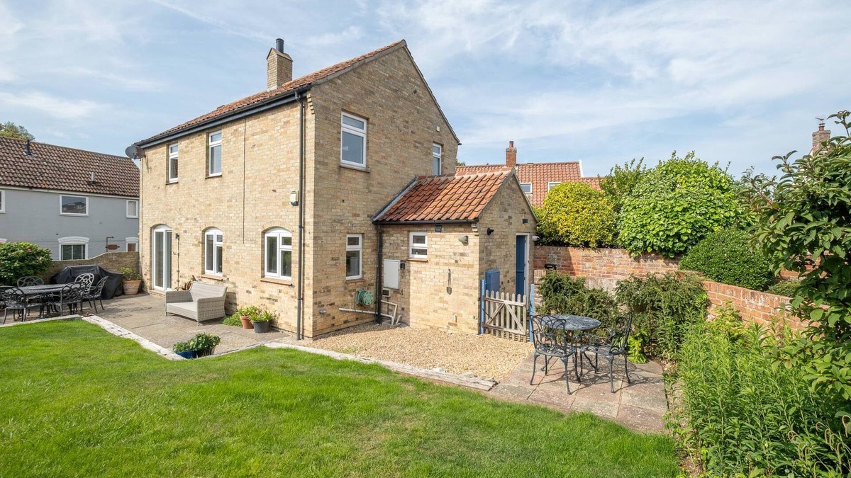 Thorpeness Apartment | 4 Sanctuary Cottage - sleeps 6 guests in 3 bedrooms