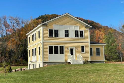 Richmond Apartment | 4-Season Getaway Fantastic Location and Views!