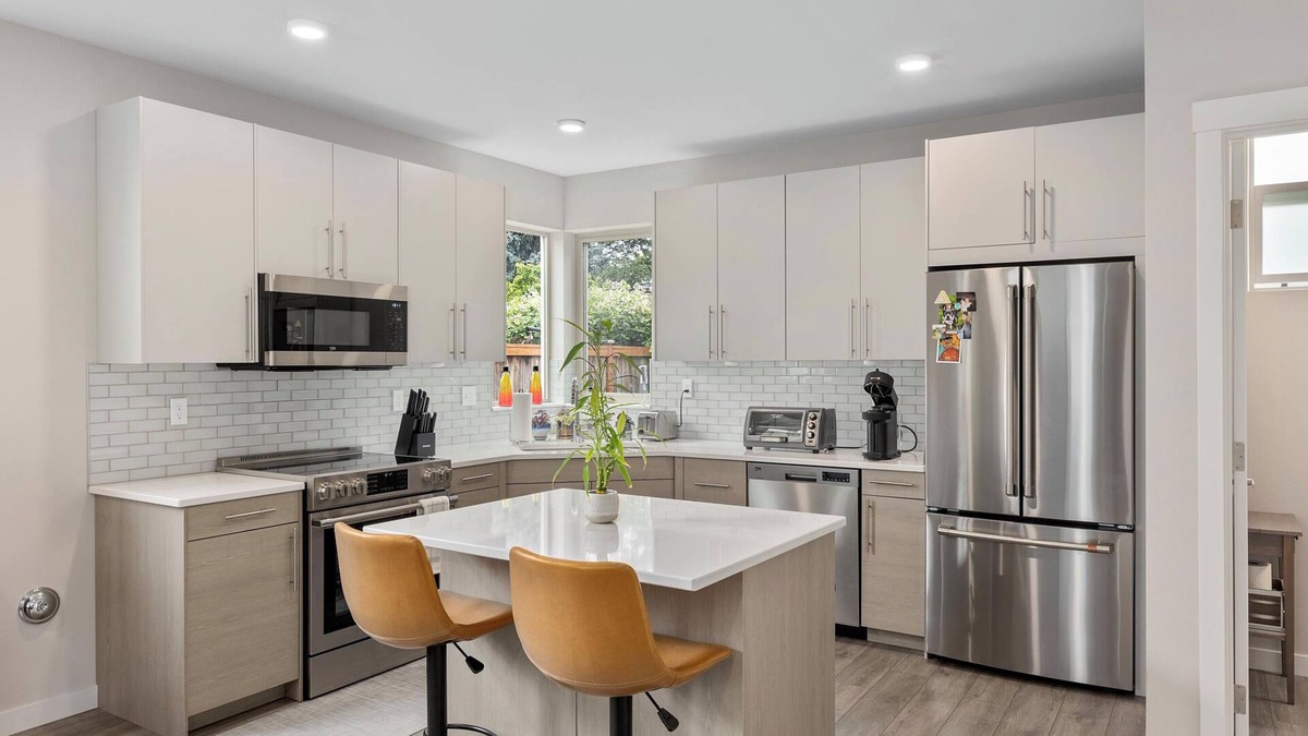 South Delridge House | 4 Square Escape Spacious, modern home with easy transit to downtown