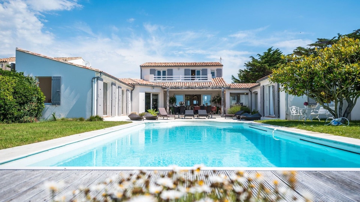 Sainte-Marie-de-Re Villa | 4-Star Beachfront Villa Les Ensemberts (with heated swimming pool)