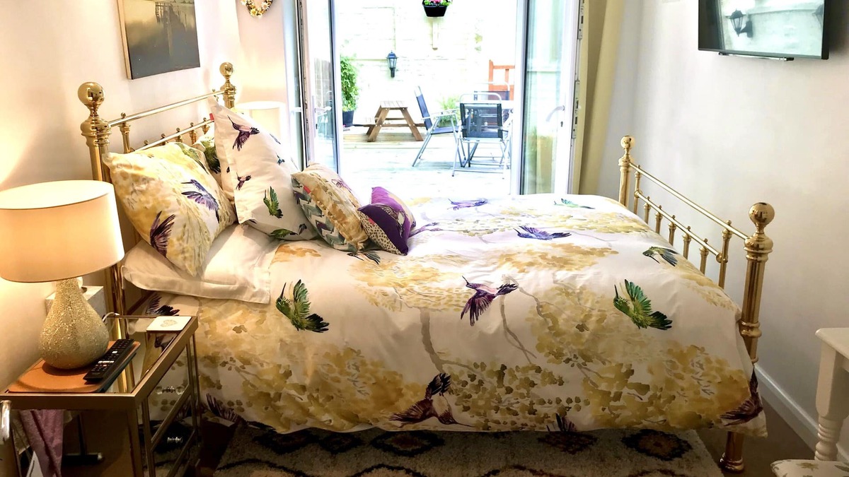 Cromer House | 4 Star Gold, Beautiful 2 bedroomed Duplex, with decked courtyard