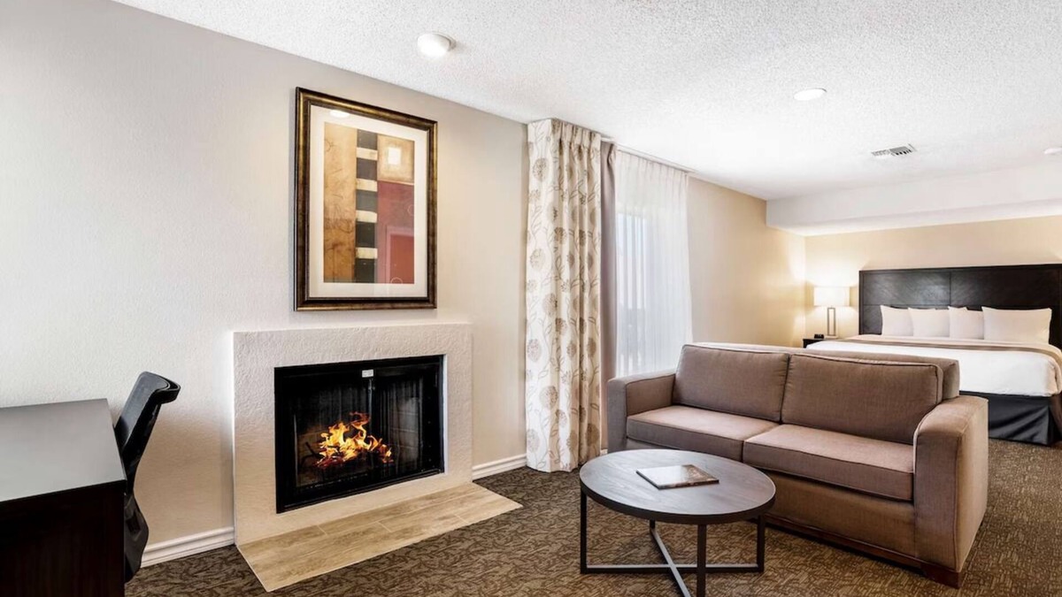 Biggs Field Hotel | 4 Two-Bedroom Suite – Full Kitchen, Outdoor Pool & Breakfast