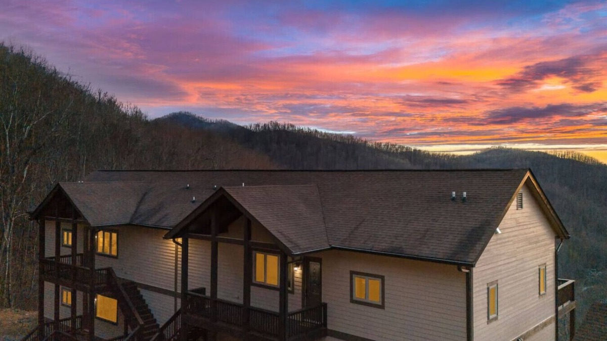 Sylva House | 4-Unit Mountain Retreat | 8BR, Views, Near Smokies