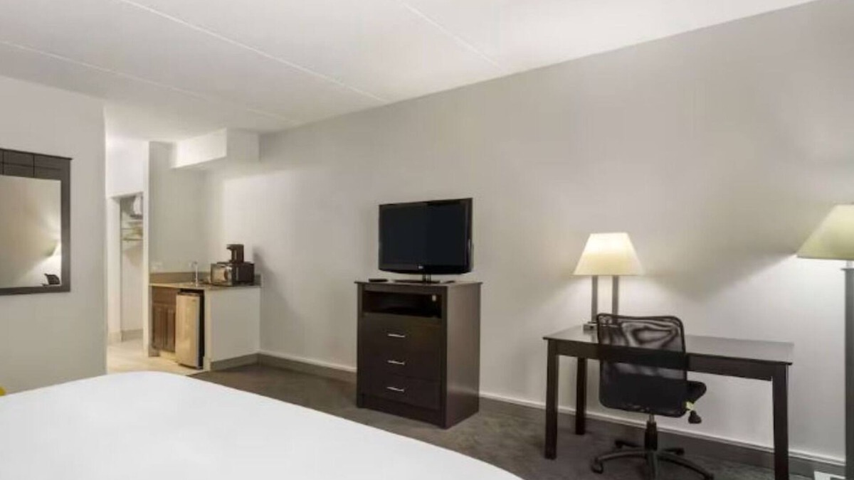 Mundelein Hotel | 4 Units | Stay Near Vernon Hills Shopping Centers and Entertainment Spots