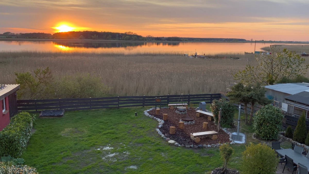 Molschow House | 4*-Villa-DIRECT WATERFRONT-LOCATION-WINTERGARDEN -KAJAKS-SAUNA-GARDEN-URIGE GRILL LOUNGE