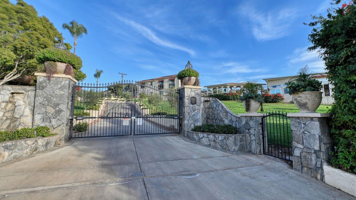 Escondido Villa | 4 Villas that have 22 rooms that can accommodate up to around 50 guests!