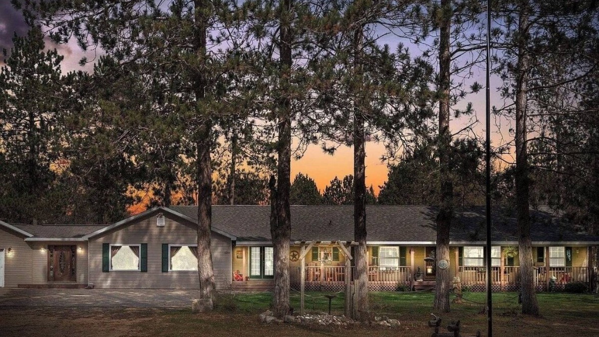Reed City House | 40 acres of trails w/3-bedroom 2 bath house Ashton area family friendly spacious