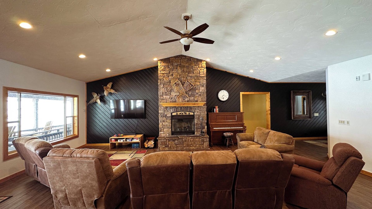 Ashton Cabin | 40 min from YNP! 18 Beds! New Bedding! Lots of parking!