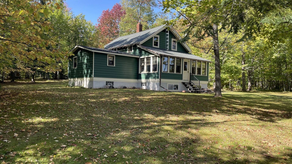 Marenisco Cabin | 400 feet of private frontage on Lake Gogebic. Sleeps 10, 4 bed/2 bath.