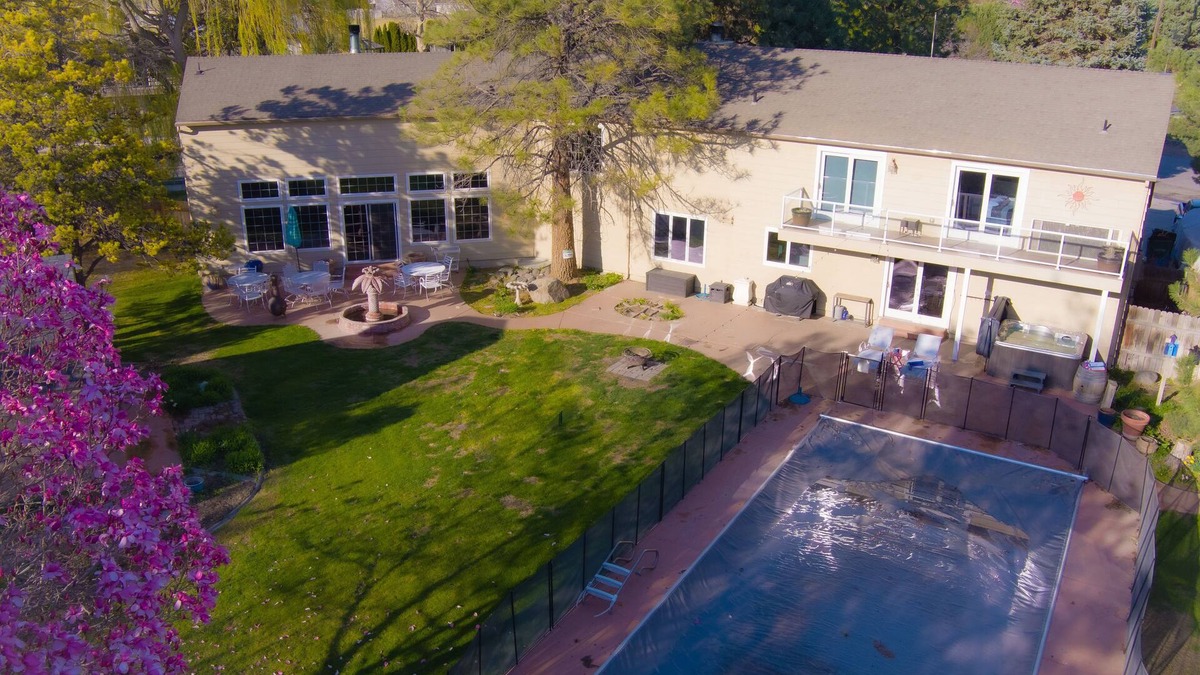 Tri-Cities House | 4000 sq ft Retreat, Sleeps 16, Large Great Room, Hot tub & Pool, Two masters